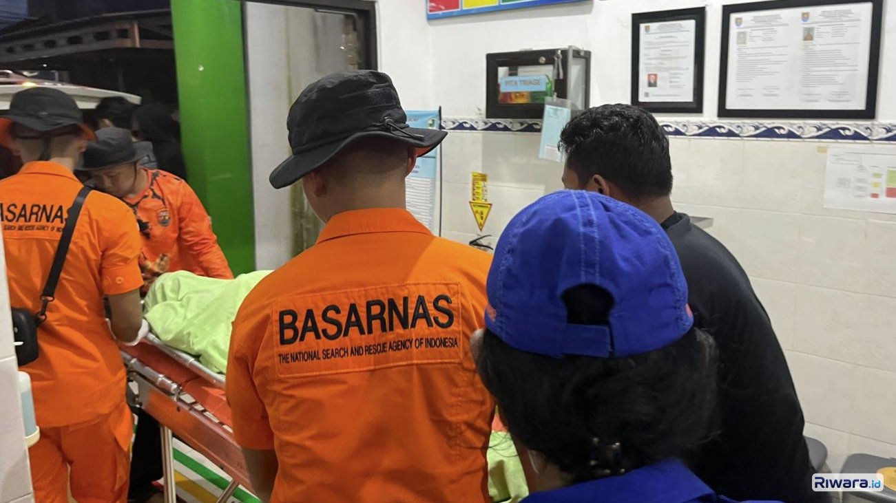 Proses evakuasi jenazah Maulana (11) bocah yang hanyut di Pantai Bleberan Cilacap.